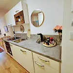 Terrace-view 2br For Business & Leisure, Free Parking & Gym, Near Metro & Aqua Sport Centre Apartamento Praga