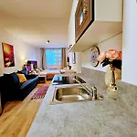 Terrace-view 2br For Business & Leisure, Free Parking & Gym, Near Metro & Aqua Sport Centre