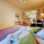 Terrace-view 2br For Business & Leisure, Free Parking & Gym, Near Metro & Aqua Sport Centre Apartamento *