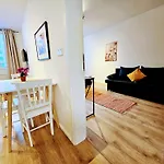Terrace-view 2br For Business & Leisure, Free Parking & Gym, Near Metro & Aqua Sport Centre Apartamento *