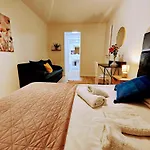 Terrace-view 2br For Business & Leisure, Free Parking & Gym, Near Metro & Aqua Sport Centre Apartamento Praga