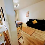 Terrace-view 2br For Business & Leisure, Free Parking & Gym, Near Metro & Aqua Sport Centre *