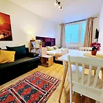 Apartamento Terrace-view 2br For Business & Leisure, Free Parking & Gym, Near Metro & Aqua Sport Centre *