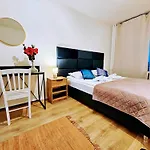 Terrace-view 2br For Business & Leisure, Free Parking & Gym, Near Metro & Aqua Sport Centre Praga