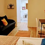 Terrace-view 2br For Business & Leisure, Free Parking & Gym, Near Metro & Aqua Sport Centre Apartamento