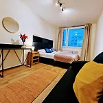 Apartamento Terrace-view 2br For Business & Leisure, Free Parking & Gym, Near Metro & Aqua Sport Centre *