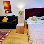 Terrace-view 2br For Business & Leisure, Free Parking & Gym, Near Metro & Aqua Sport Centre Apartamento Praga
