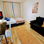 Terrace-view 2br For Business & Leisure, Free Parking & Gym, Near Metro & Aqua Sport Centre *