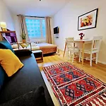 Terrace-view 2br For Business & Leisure, Free Parking & Gym, Near Metro & Aqua Sport Centre * Praga
