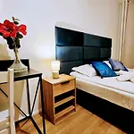 Apartamento Terrace-view 2br For Business & Leisure, Free Parking & Gym, Near Metro & Aqua Sport Centre Praga