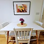 Terrace-view 2br For Business & Leisure, Free Parking & Gym, Near Metro & Aqua Sport Centre *