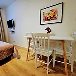 Terrace-view 2br For Business & Leisure, Free Parking & Gym, Near Metro & Aqua Sport Centre Apartamento