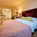 Apartamento Terrace-view 2br For Business & Leisure, Free Parking & Gym, Near Metro & Aqua Sport Centre Praga