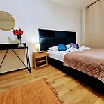 Terrace-view 2br For Business & Leisure, Free Parking & Gym, Near Metro & Aqua Sport Centre * Praga