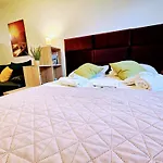 Terrace-view 2br For Business & Leisure, Free Parking & Gym, Near Metro & Aqua Sport Centre Apartamento *