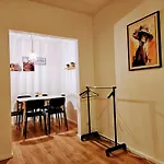 Terrace-view 2br For Business & Leisure, Free Parking & Gym, Near Metro & Aqua Sport Centre