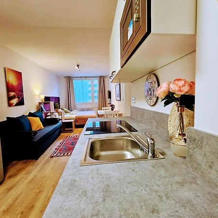 Terrace-view 2br For Business & Leisure, Free Parking & Gym, Near Metro & Aqua Sport Centre