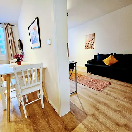 Terrace-view 2br For Business & Leisure, Free Parking & Gym, Near Metro & Aqua Sport Centre Lägenhet *