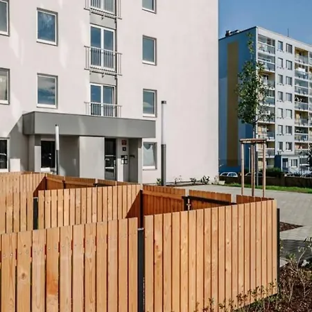 Terrace-view 2br For Business & Leisure, Free Parking & Gym, Near Metro & Aqua Sport Centre Prag