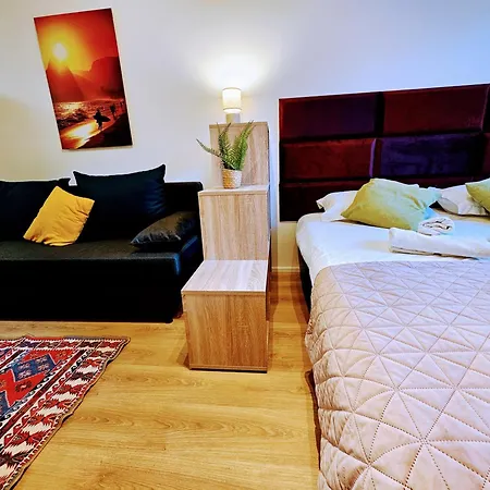 Terrace-view 2br For Business & Leisure, Free Parking & Gym, Near Metro & Aqua Sport Centre Lägenhet Prag