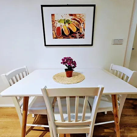 Terrace-view 2br For Business & Leisure, Free Parking & Gym, Near Metro & Aqua Sport Centre *