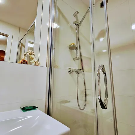 Terrace-view 2br For Business & Leisure, Free Parking & Gym, Near Metro & Aqua Sport Centre * Prag
