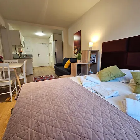 Terrace-view 2br For Business & Leisure, Free Parking & Gym, Near Metro & Aqua Sport Centre Lägenhet *