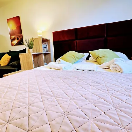 Terrace-view 2br For Business & Leisure, Free Parking & Gym, Near Metro & Aqua Sport Centre Lägenhet *