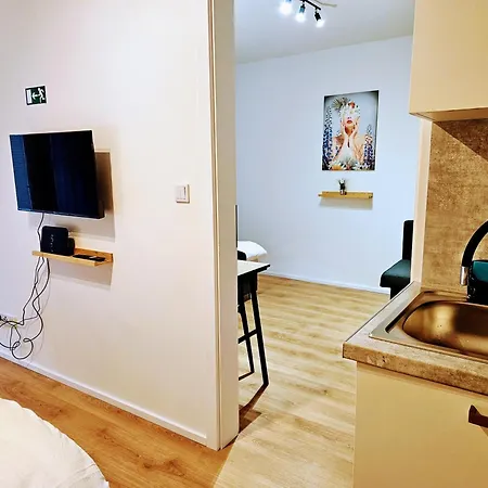 Terrace-view 2br For Business & Leisure, Free Parking & Gym, Near Metro & Aqua Sport Centre *