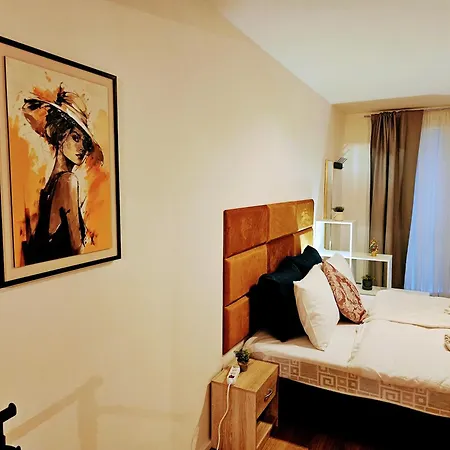 Terrace-view 2br For Business & Leisure, Free Parking & Gym, Near Metro & Aqua Sport Centre Prague