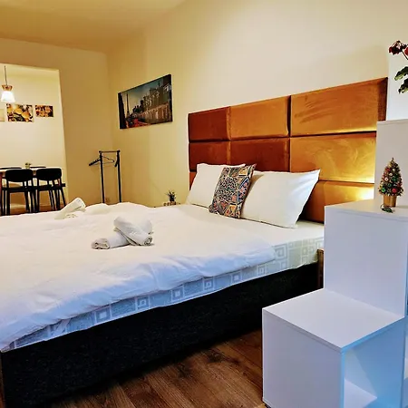 Terrace-view 2br For Business & Leisure, Free Parking & Gym, Near Metro & Aqua Sport Centre Prag
