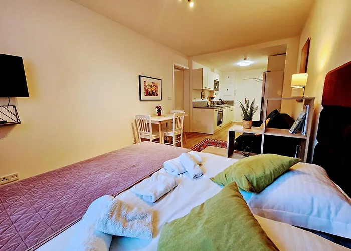 Terrace-view 2br For Business & Leisure, Free Parking & Gym, Near Metro & Aqua Sport Centre Apartment *