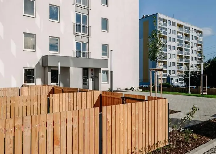 Terrace-view 2br For Business & Leisure, Free Parking & Gym, Near Metro & Aqua Sport Centre Prague