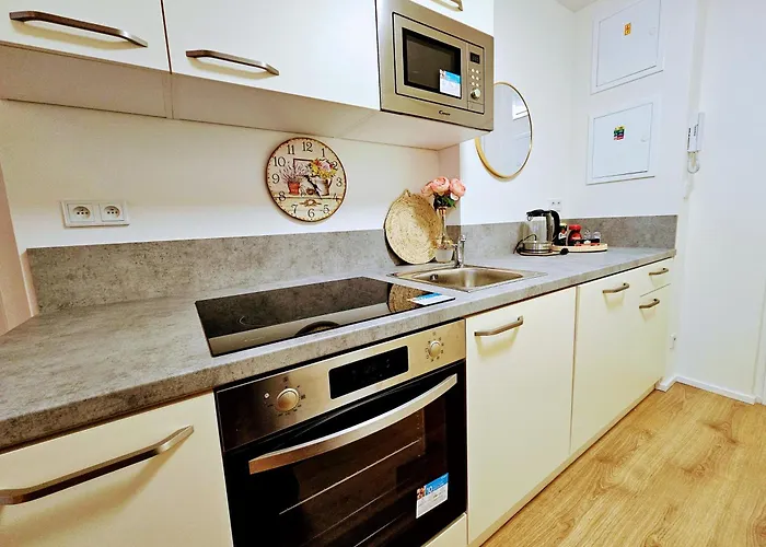 Terrace-view 2br For Business & Leisure, Free Parking & Gym, Near Metro & Aqua Sport Centre