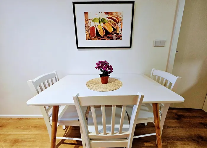 Terrace-view 2br For Business & Leisure, Free Parking & Gym, Near Metro & Aqua Sport Centre *