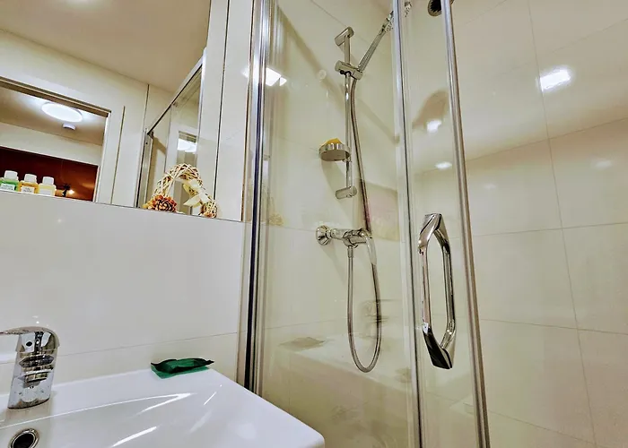 Terrace-view 2br For Business & Leisure, Free Parking & Gym, Near Metro & Aqua Sport Centre * Prague