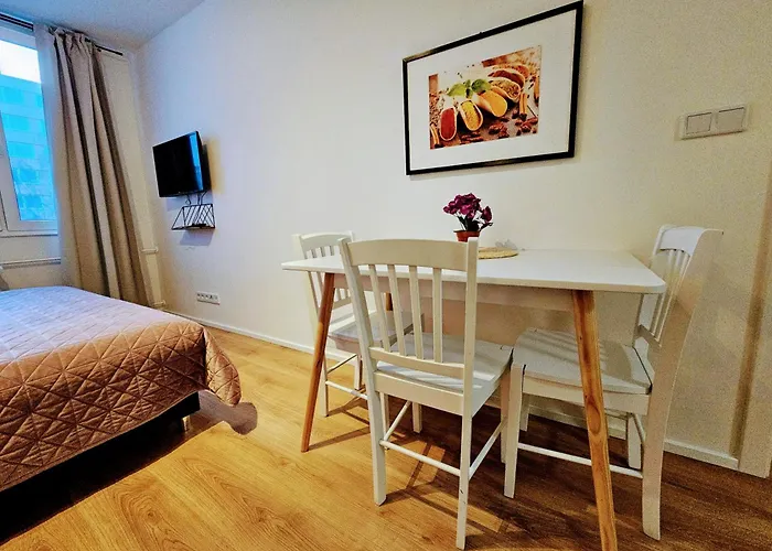 Terrace-view 2br For Business & Leisure, Free Parking & Gym, Near Metro & Aqua Sport Centre Apartment