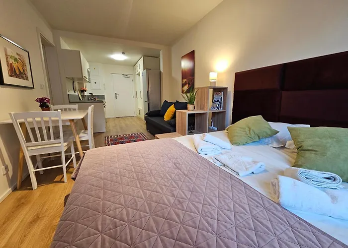 Terrace-view 2br For Business & Leisure, Free Parking & Gym, Near Metro & Aqua Sport Centre Apartment *