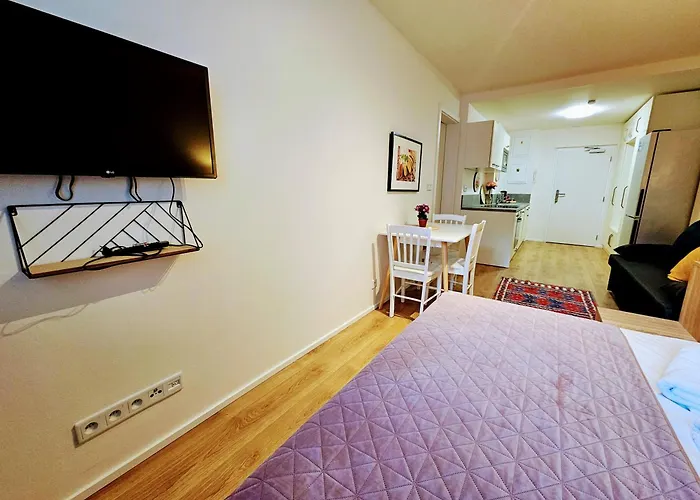 Terrace-view 2br For Business & Leisure, Free Parking & Gym, Near Metro & Aqua Sport Centre Apartment Prague