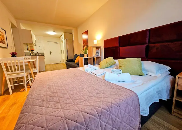 Apartment Terrace-view 2br For Business & Leisure, Free Parking & Gym, Near Metro & Aqua Sport Centre Prague