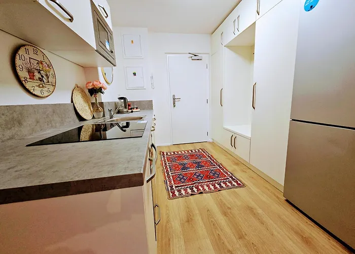 Terrace-view 2br For Business & Leisure, Free Parking & Gym, Near Metro & Aqua Sport Centre Apartment *