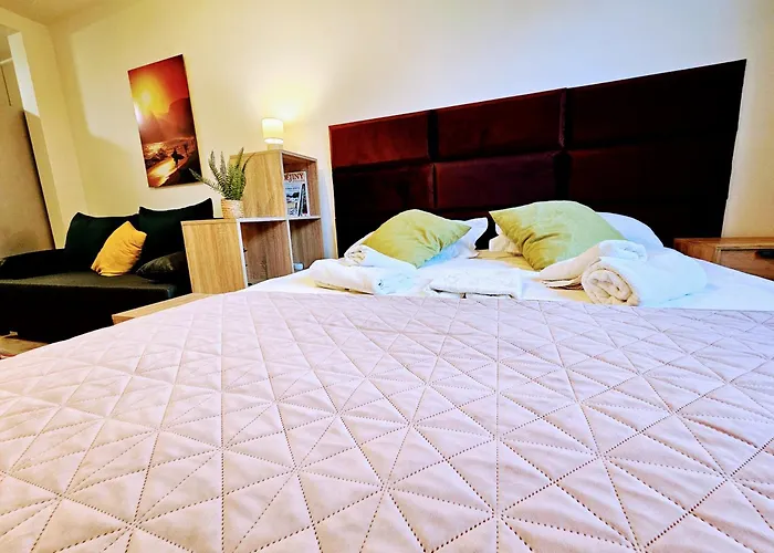 Terrace-view 2br For Business & Leisure, Free Parking & Gym, Near Metro & Aqua Sport Centre Apartment *