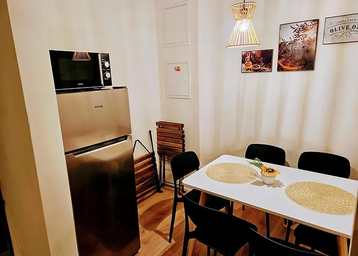 Terrace-view 2br For Business & Leisure, Free Parking & Gym, Near Metro & Aqua Sport Centre