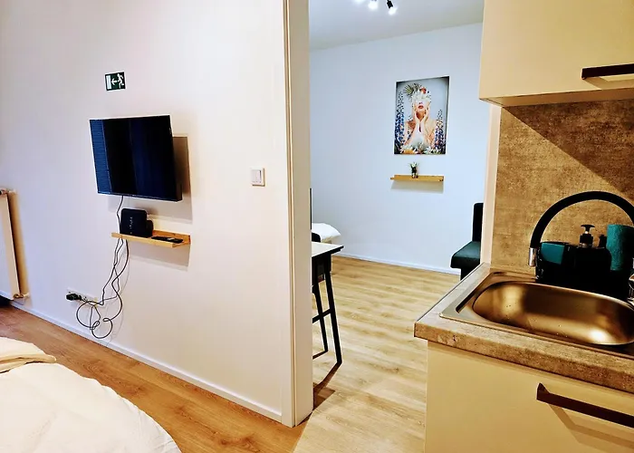 Terrace-view 2br For Business & Leisure, Free Parking & Gym, Near Metro & Aqua Sport Centre *