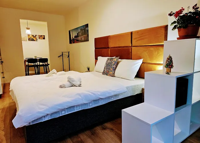 Terrace-view 2br For Business & Leisure, Free Parking & Gym, Near Metro & Aqua Sport Centre Prague