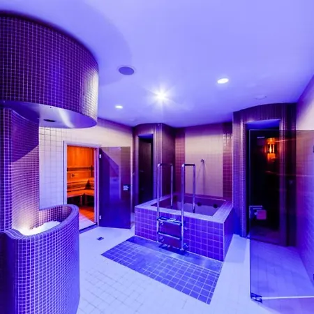 Live-inn 2 Bdr Family For 1-8 Guests, 20 Mins To Center, Lift, Gym, Reception, Parking, Roof Terrace, Game & Party * Prague