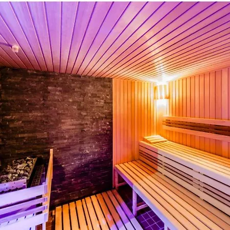 Apartment Live-inn 2 Bdr Family For 1-8 Guests, 20 Mins To Center, Lift, Gym, Reception, Parking, Roof Terrace, Game & Party *