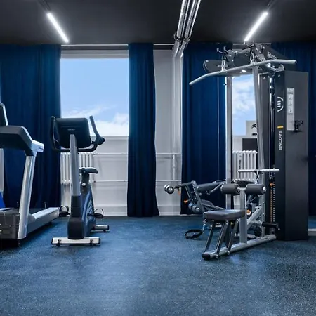 Live-inn 2 Bdr Family For 1-8 Guests, 20 Mins To Center, Lift, Gym, Reception, Parking, Roof Terrace, Game & Party