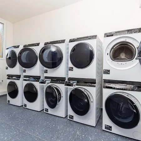 Apartment Live-inn 2 Bdr Family For 1-8 Guests, 20 Mins To Center, Lift, Gym, Reception, Parking, Roof Terrace, Game & Party Prague