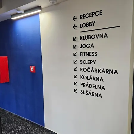 Live-inn 2 Bdr Family For 1-8 Guests, 20 Mins To Center, Lift, Gym, Reception, Parking, Roof Terrace, Game & Party Apartment Prague